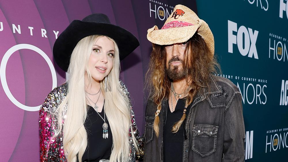 Файрроуз и Билли Рэй Сайрус на Academy of Country Music, 23 августа 2023 года