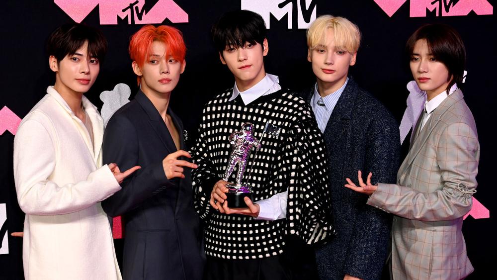 Группа TXT на церемонии MTV Video Music Awards 2023, 12 сентября 2023 года