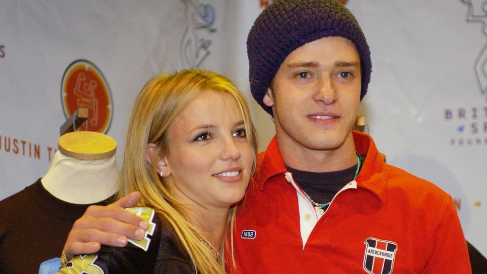 Бритни Спирс и Джастин Тимберлейк во время Суперкубка, 3 февраля 2002 года