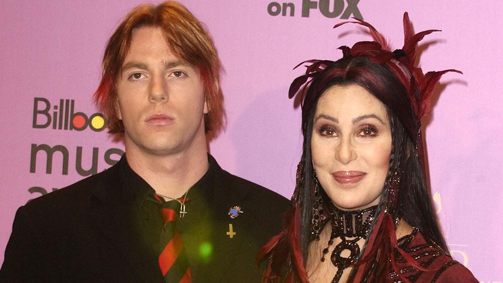 Шер с сыном Элайджей Блю на церемонии вручения наград Billboard Music Awards, 9 декабря 2002 года