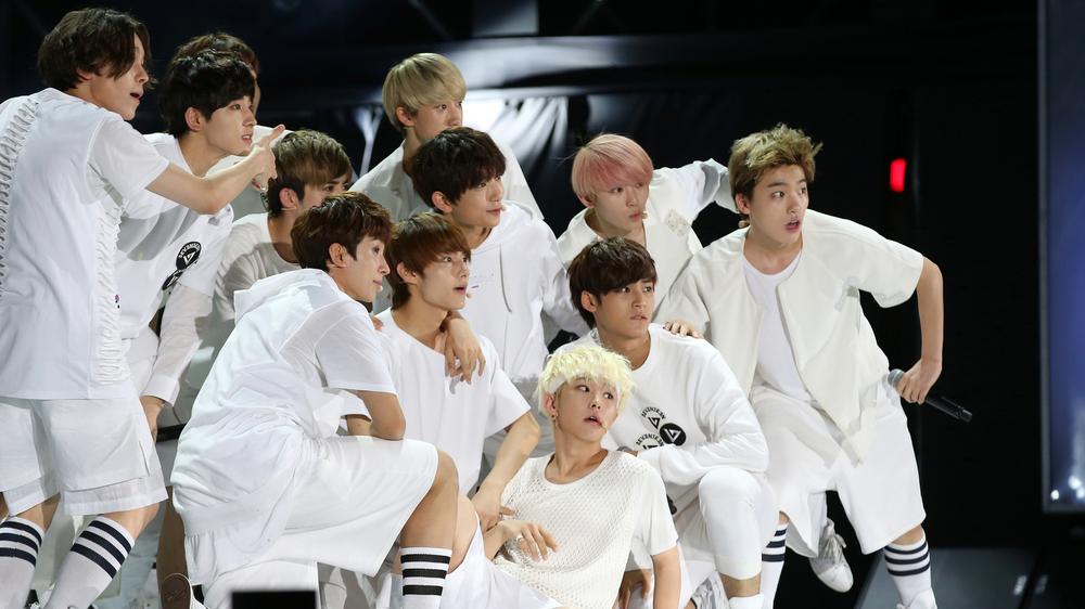 Участники группы SEVENTEEN