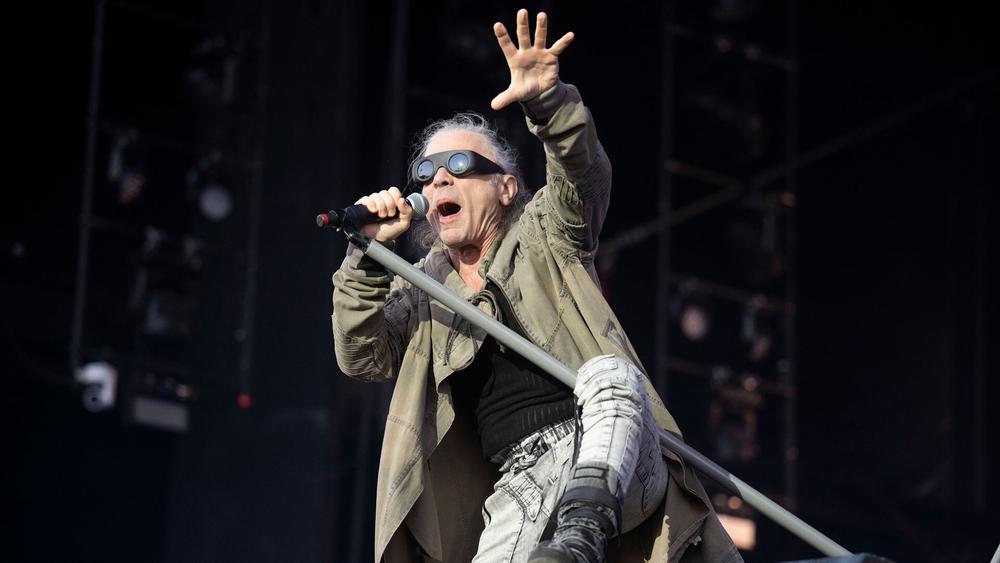 Брюс Дикинсон с группой Iron Maiden на Шведском рок-фестивале 2023, 9 июня 2023 года