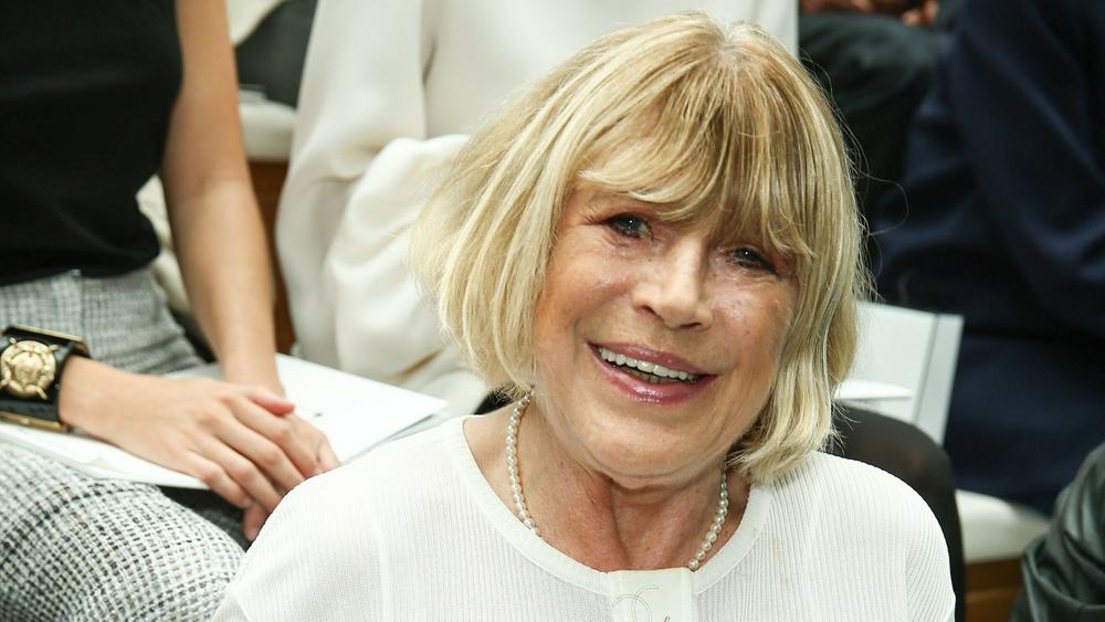 Марианна Фейтфулл на показе Chanel, 5 июля 2016 года