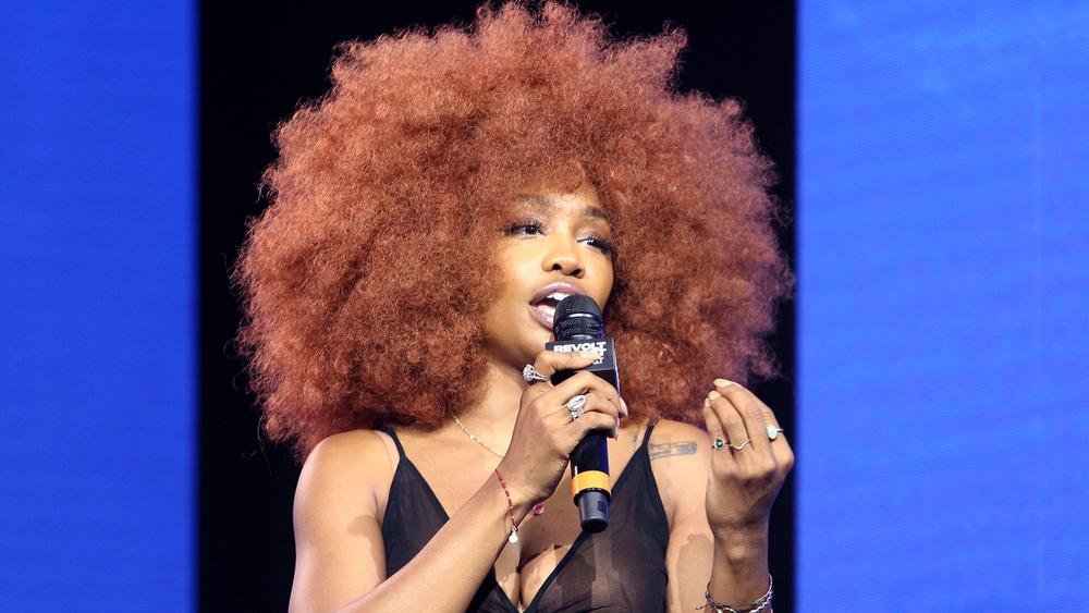 SZA на сцене Revolt Summit x AT&T LA в Лос-Анджелесе, 25 октября 2019 года