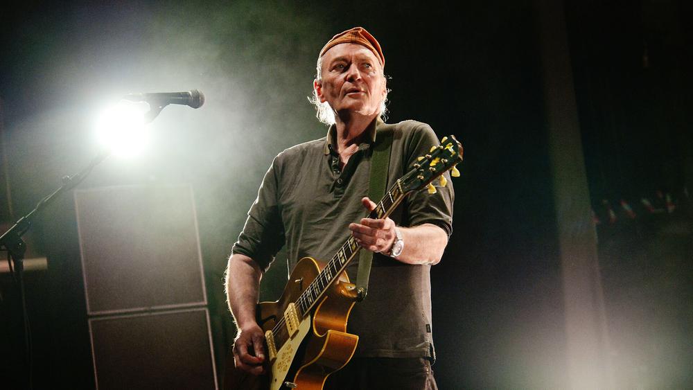 Джорди Уокер c группой Killing Joke выступает в Hammersmith Apollo, 9 апреля 2022 года