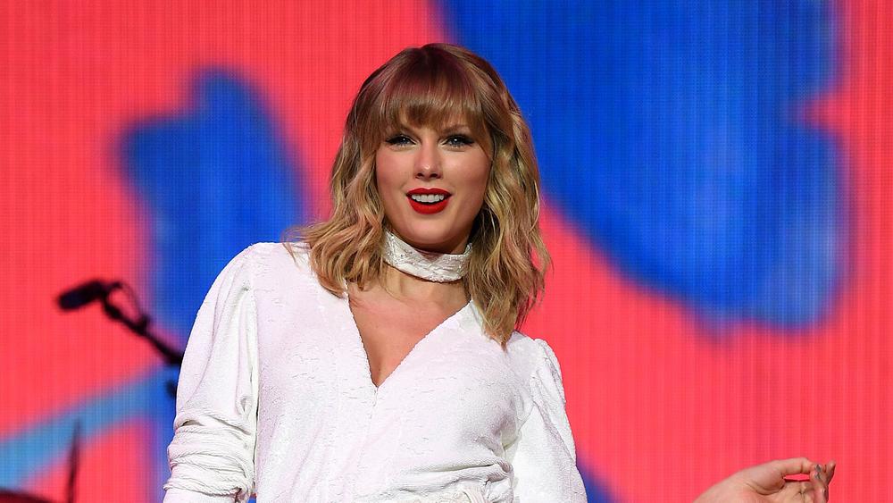 Тейлор Свифт выступает на Capital’s Jingle Bell Ball, 8 декабря 2019 года