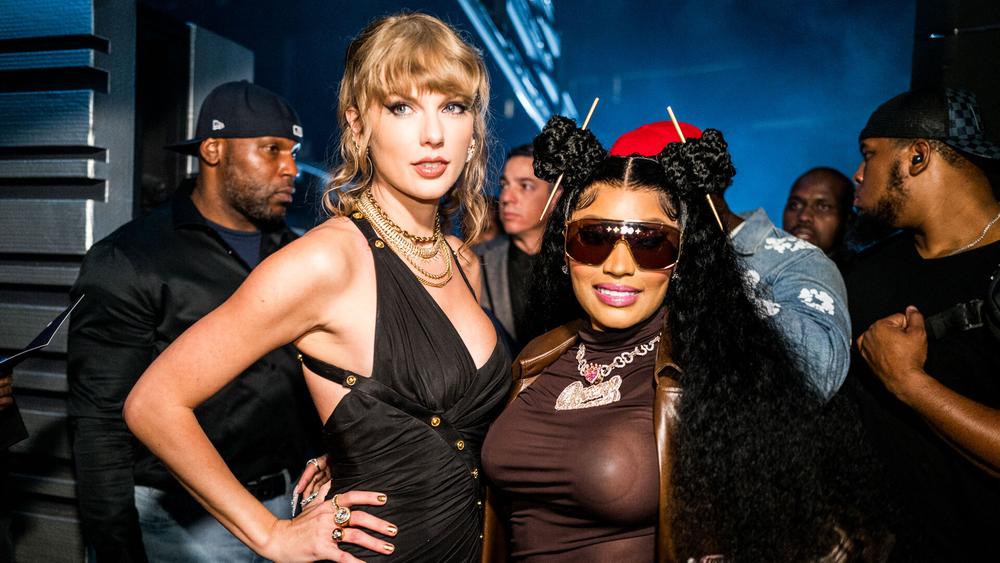Тейлор Свифт и Ники Минаж за кулисами церемонии вручения наград Video Music Awards, 12 сентября 2023 года