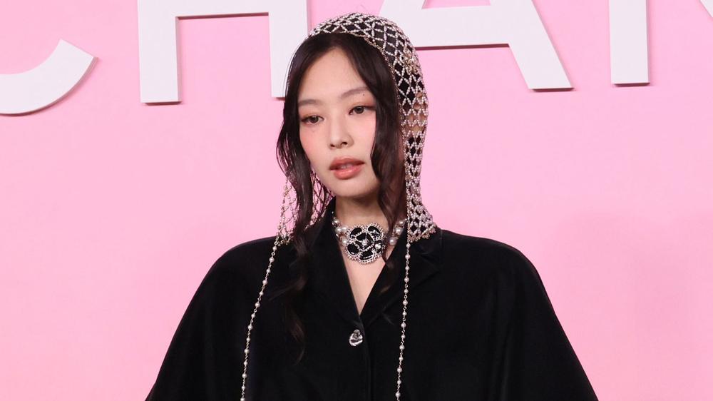 Дженни на показе коллекции Chanel Metiers d'Art 2022/23 в Токио, 1 июня 2023 года
