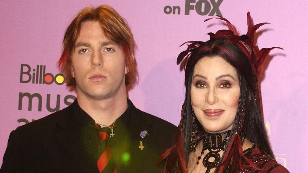 Шер с сыном Элайджей Оллманом на церемонии Billboard Music Awards, 9 декабря 2002 года