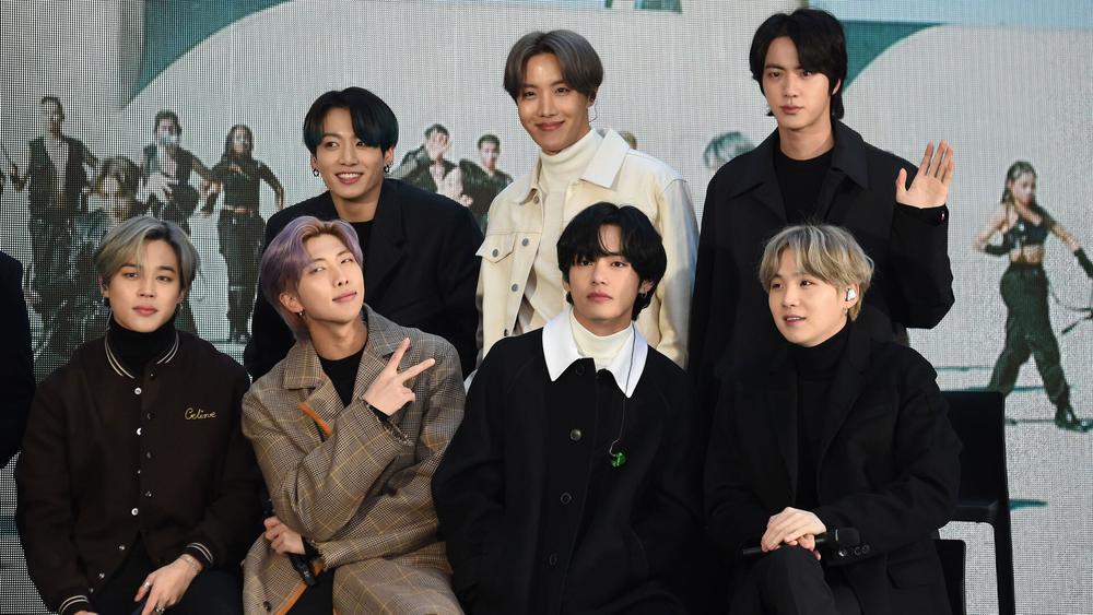 BTS на шоу NBC в Рокфеллер Плаза в Нью-Йорке, 14 мая 2020 года