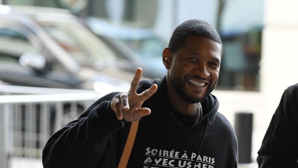 Usher прибывает в Дом радиовещания BBC в Лондоне, 8 октября 2023 года