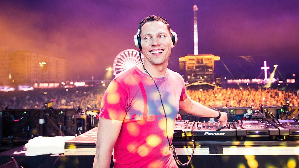 DJ Tiësto во время выступления на фестивале Electric Daisy Carnival, 20 июля 2013 года