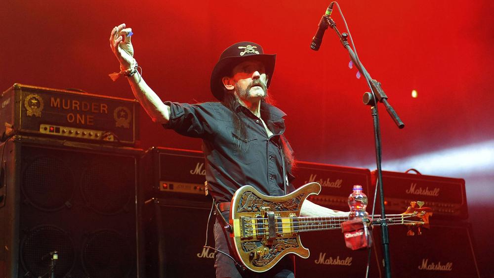 Лемми Килмистер с Motörhead выступает в спортивном зале Альстердорфа в Гамбурге, 9 декабря 2015 года