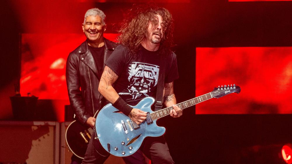 Дэйв Грол с группой Foo Fighters на фестивале Outside Lands, 12 августа 2023 года