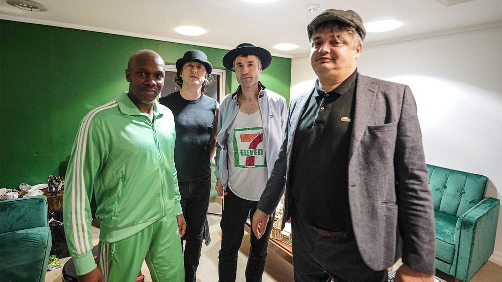 The Libertines перед выходом на сцену в Princess Pavilion во время своего тура Albionay Tour, 11 февраля 2024 года