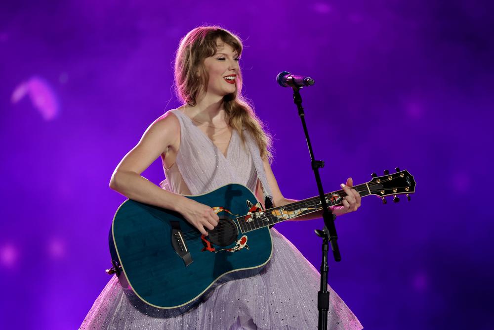 Тейлор Свифт выступает во время The Eras Tour в Сингапуре, 2 марта 2024 года
