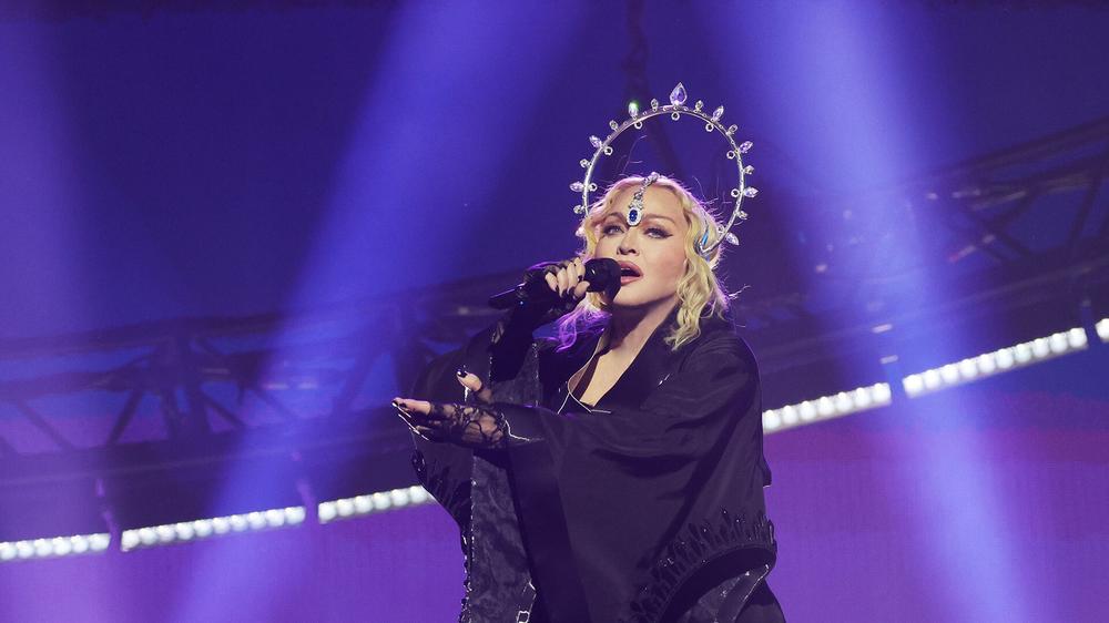 Мадонна выступает во время премьеры The Celebration Tour на O2 Arena в Лондоне, 14 октября 2023 года