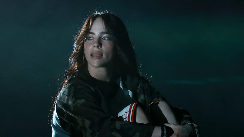 Билли Айлиш выступает во время релиза альбома Hit Me Hard And Soft, 15 мая 2024 года