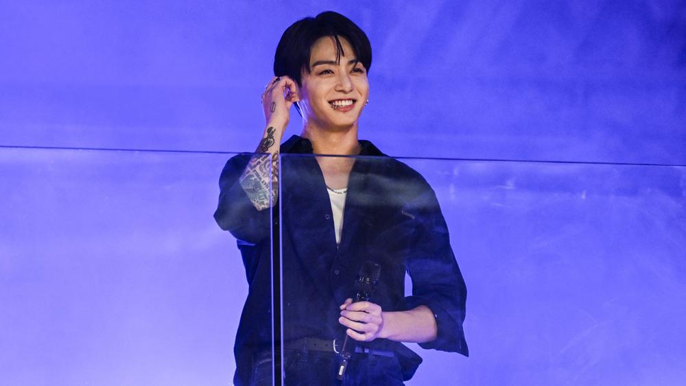 Выступление Чонгука из BTS на Таймс-сквер, 9 ноября 2023 года