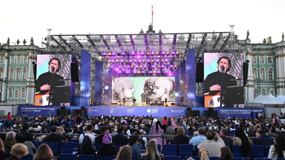 Вячеслав Бутусов на концерте в рамках ПМЭФ, 7 июня 2024 года
