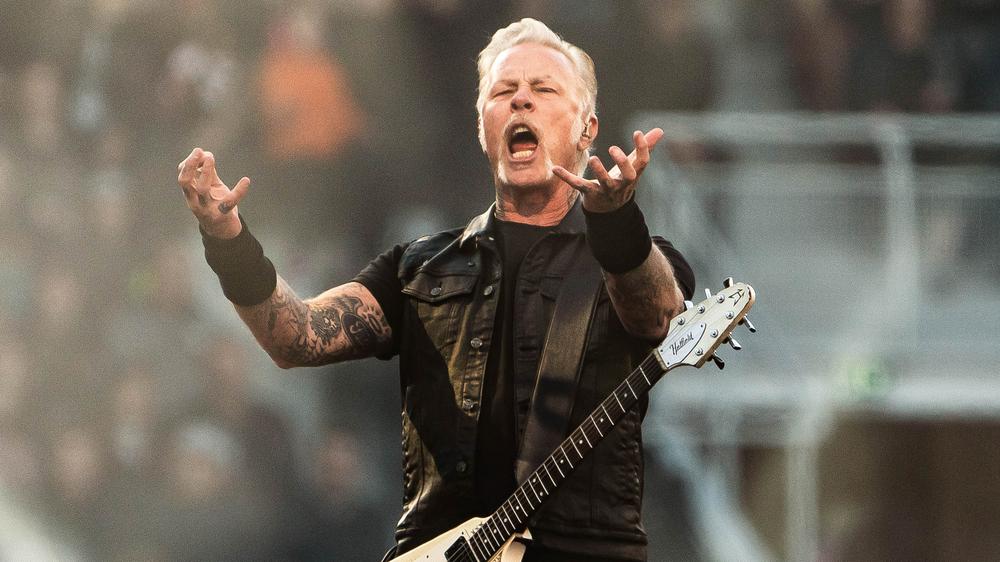 Джеймс Хэтфилд в составе группы Metallica на стадионе The Helsinki Olympic Stadium, 7 июня 2024 года