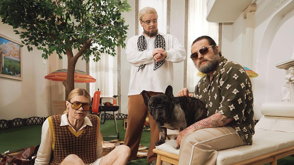 Сияющий прыжок в нулевые: uniqe, nkeeei, ARTEM SHILOVETS выпустили альбом GLAMOUR