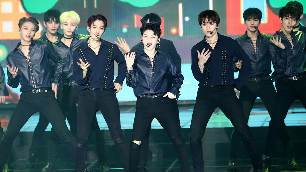 SEVENTEEN выступает на церемонии Gaon Chart K-Pop Awards в Сеуле, 23 января 2019 года