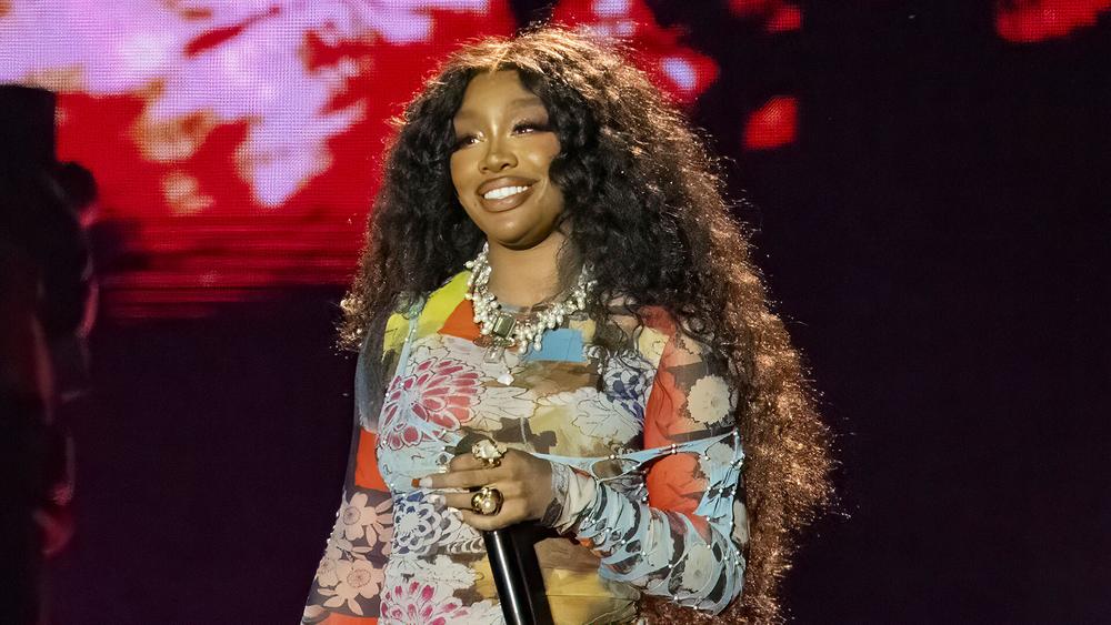 SZA выступает на музыкальном фестивале Dreamville, 6 апреля 2024 года