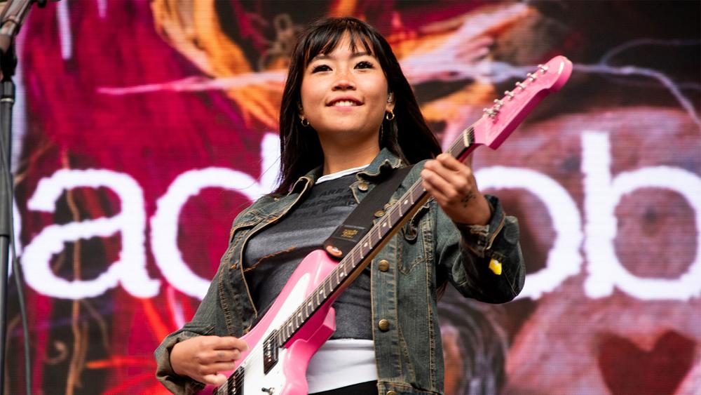 Певица beabadoobee выступает на фестивале Outside Lands в Сан-Франциско, 13 августа 2023 года