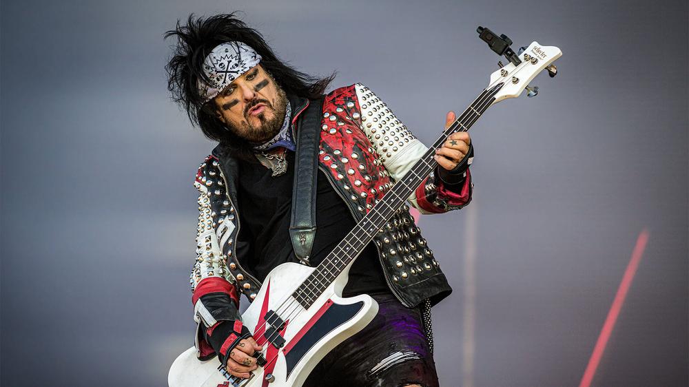 Никки Сикс с группой Mötley Crüe выступает в Копенгагене, 14 июня 2023 года