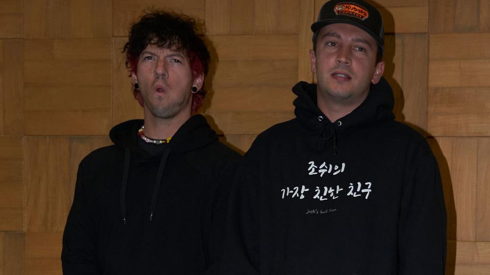 Джош Дан и Тайлер Джозеф из группы Twenty One Pilots во время фотоколла в Мехико, 14 мая 2024 года