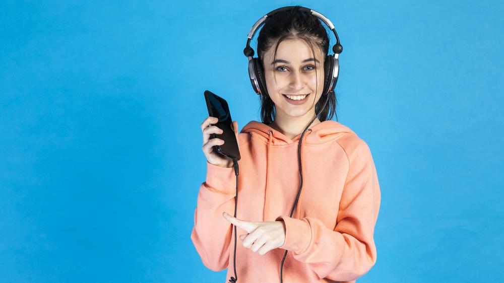 Как пользоваться виртуальными помощниками в приложении HiFi-стриминга Звук