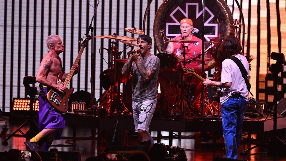 The Red Hot Chili Peppers выступают во время тура Unlimited Love Tour на Hard Rock Live, 23 июня 2024 года