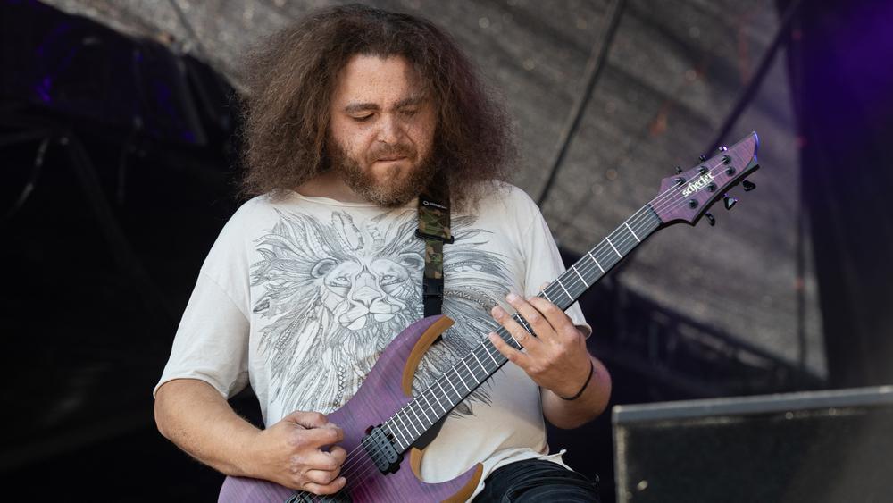 Гитарист группы Monuments Джон Браун на Hellsinki Metal Festival, 11 августа 2023 года