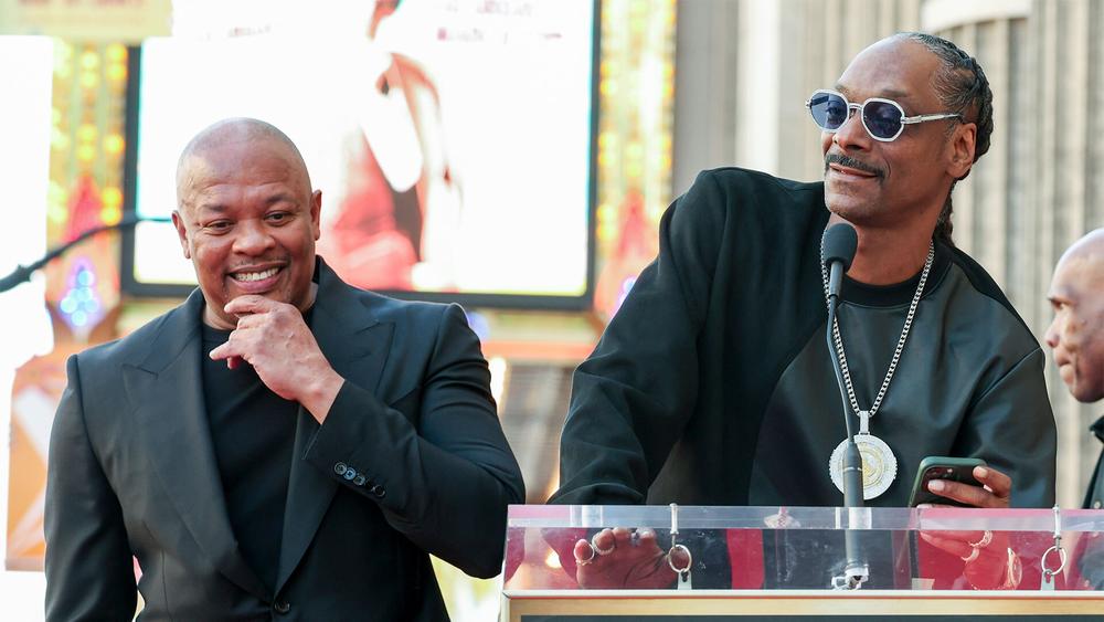 Dr. Dre и Снуп Догг на церемонии награждения, где Доктору Дре была вручена звезда на голливудской «Аллее славы»