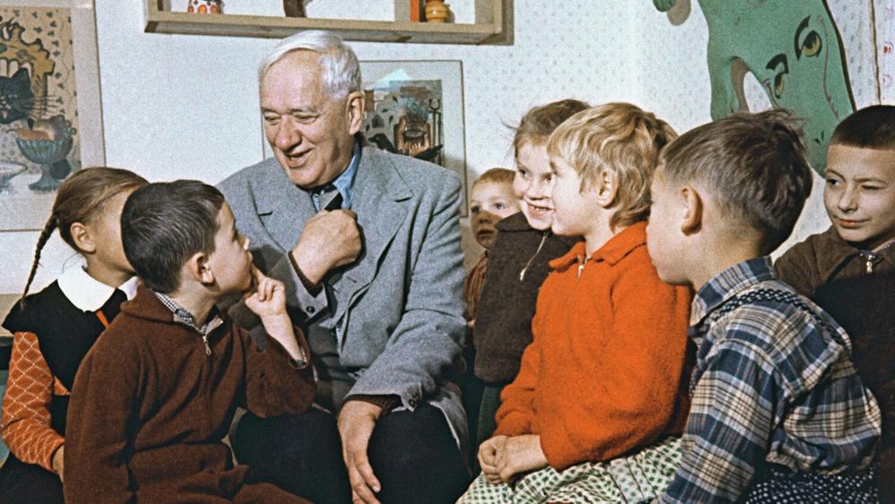 Корней Иванович Чуковский во время встречи со своими юными читателями в детской библиотеке в Переделкине, 16 ноября 1959 года