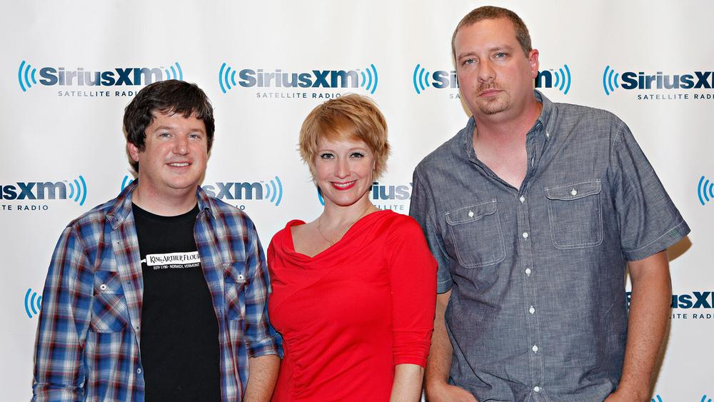 Мэтт Слокум, Ли Нэш и Джастин Кэри из Sixpence None the Richer во время посещения студии SiriusXM, 7 августа 2012 года