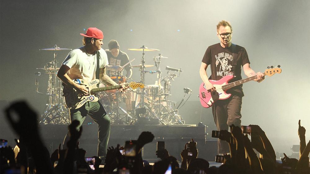 Blink-182 во время концерта в Болонье, 6 октября 2023 года