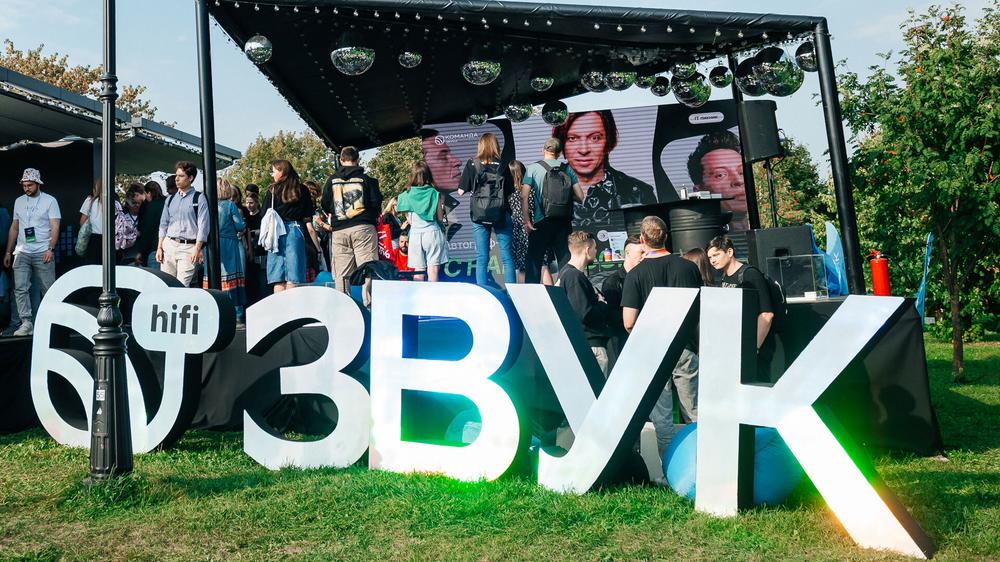 На стенде Звука во время ИТ-пикника состоялась автограф-сессия с Найком Борзовым