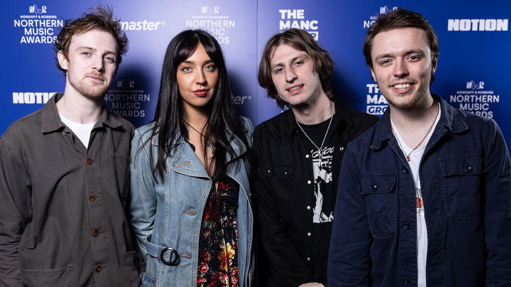 The Mysterines на церемонии открытия первой премии Nordoff and Robbins Northern Music Awards, 20 апреля 2023 года