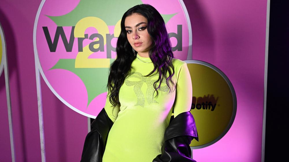 Charli XCX на Wrapped Playground Event, 1 декабря 2022 года