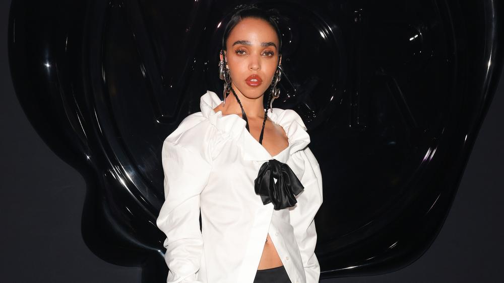 FKA twigs на Неделе моды в Париже, 5 июля 2023 года