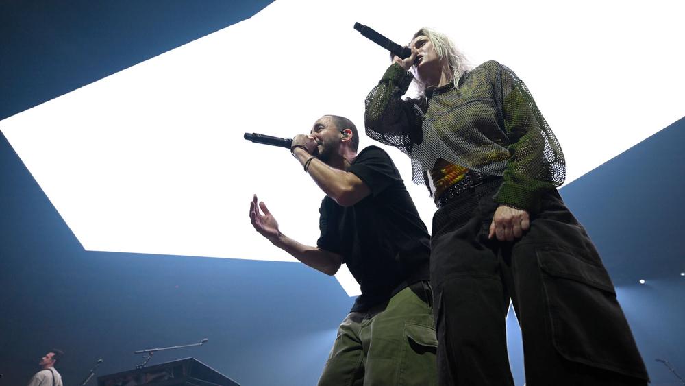 Майк Шинода, Эмили Армстронг и Linkin Park выступают во время всемирной прямой трансляции на студии Warner Bros., 5 сентября 2024 года
