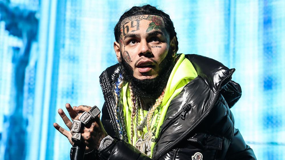 Tekashi 6ix9ine выступает на MiamiBash 2021, 17 декабря 2021 года