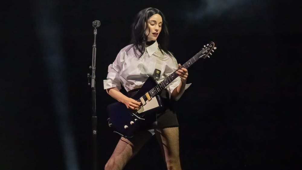 St. Vincent выступает на фестивале The Thing 2024 в Remlinger Farms, 9 августа 2024 года