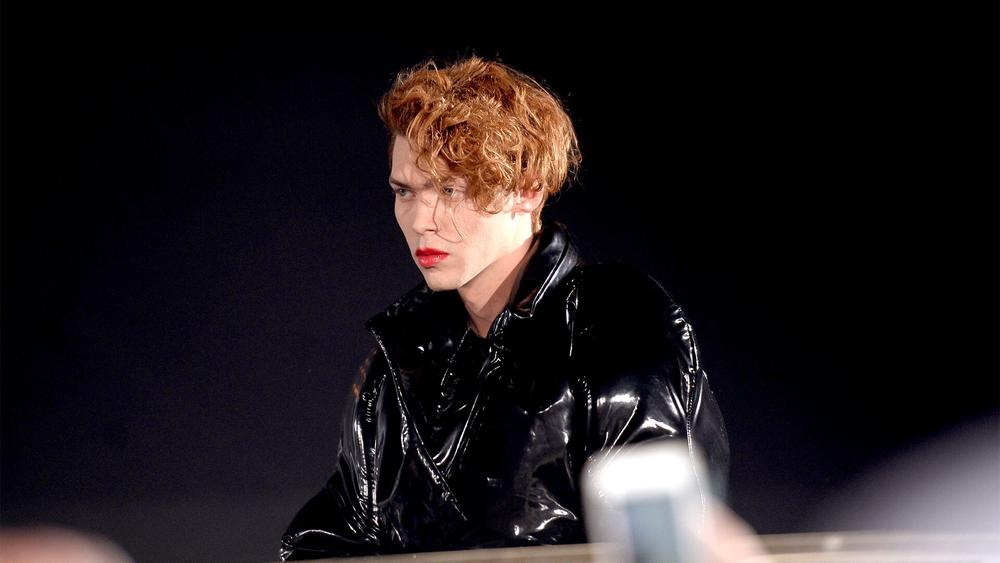 SOPHIE выступает на фестивале Coachella Valley, 16 апреля 2016 года