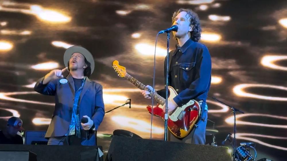 Эдди Веддер и Зак Айронс во время выступления Pearl Jam на фестивале Ohana