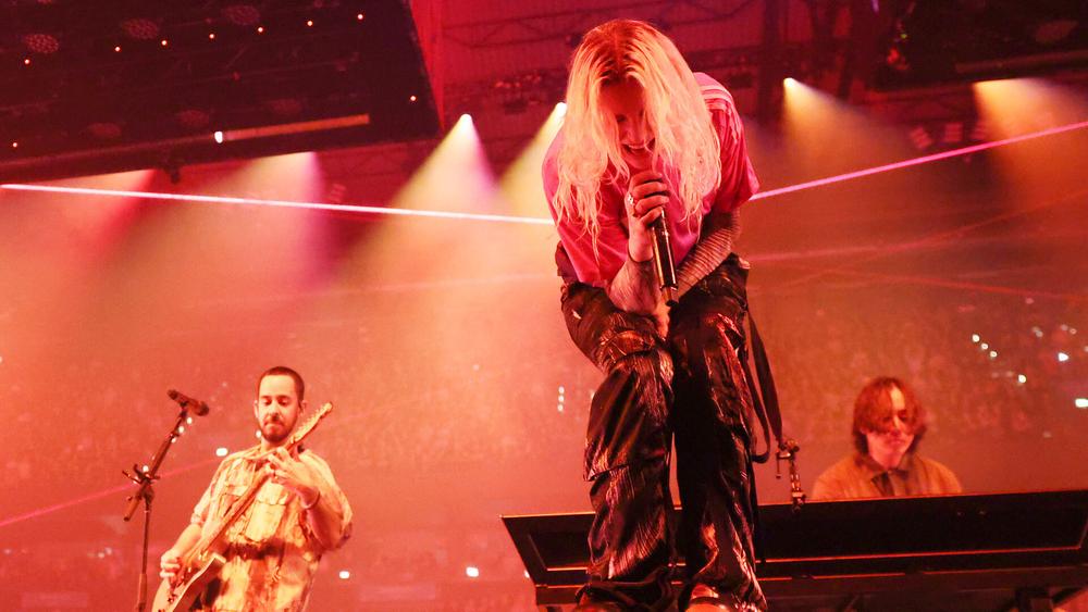 Майк Шинода и Эмили Армстронг с группой Linkin Park выступают на Barclays Arena, 22 сентября 2024 года