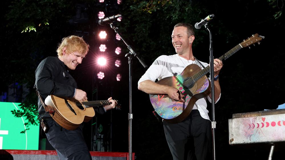 Эд Ширан и Крис Мартин выступают на Global Citizen Festival, 28 сентября 2024 года