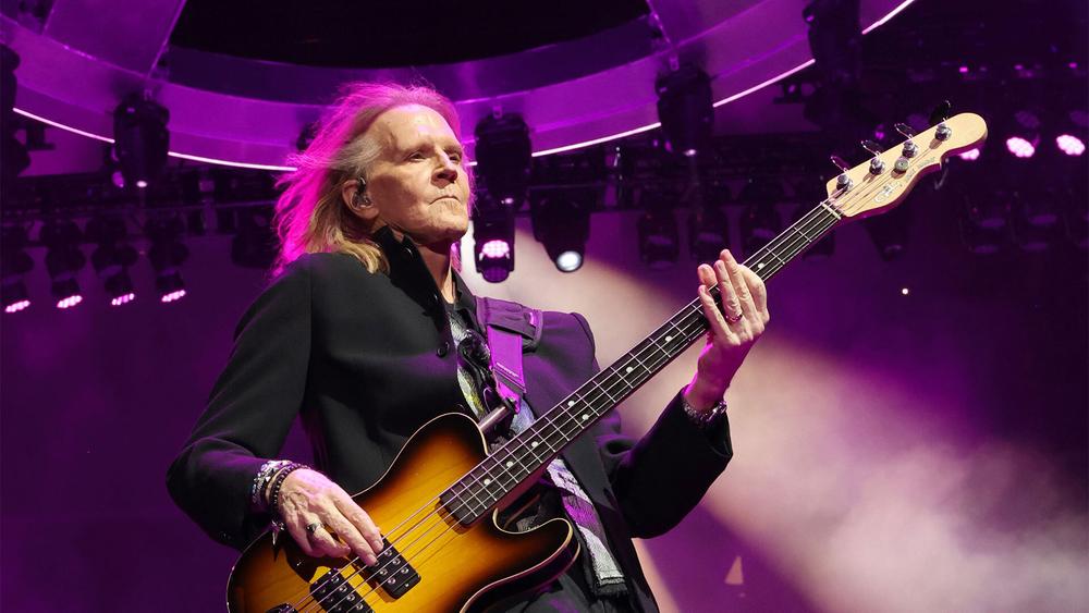 Том Хэмилтон с группой Aerosmith выступает на UBS Arena, 9 сентября 2023 года